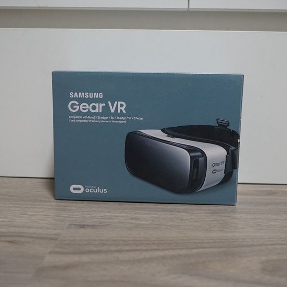Authentic Samsung Gear VR powered by Oculus with Original Box 1st Edition - Picture 1 of 8